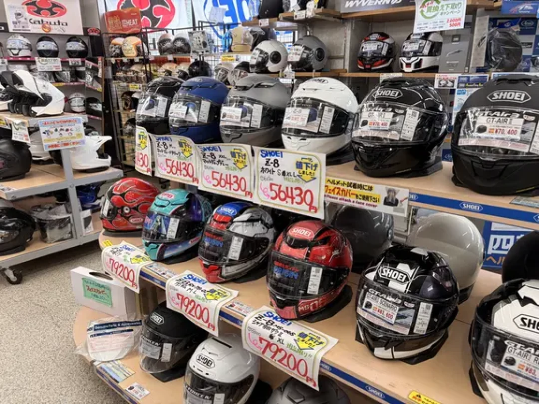 还在拿 SHOEI Z-8 对标 Arai RX-7X?翻完全网12条真实对比,大多数人一开始就比错了档次