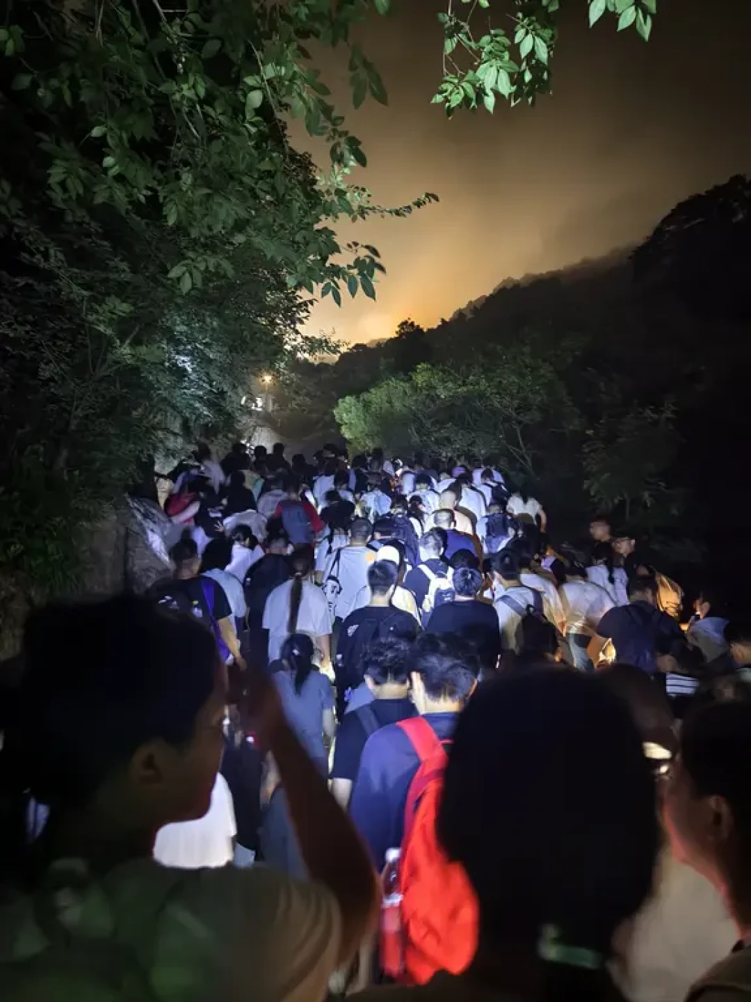 近150人夜爬封山7年的东灵山被央视点名:这周末出发看日出前,先把山分成三档