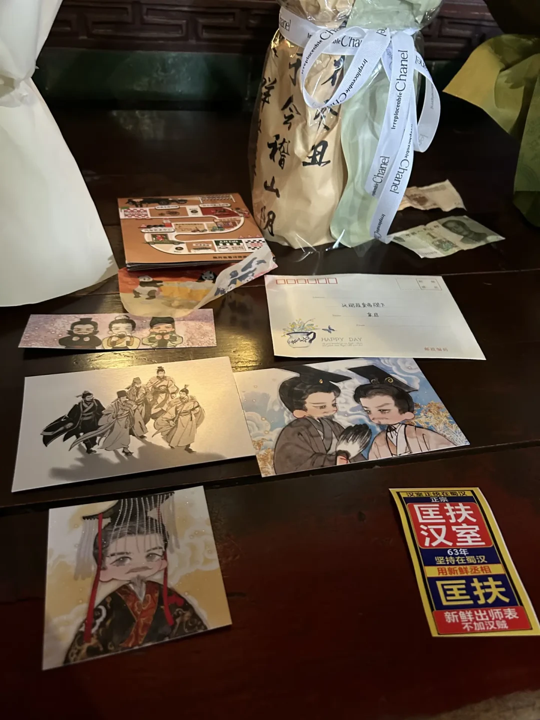 诸葛亮像前摆满三国杀卡牌,还来了东风导弹:成都武侯祠的