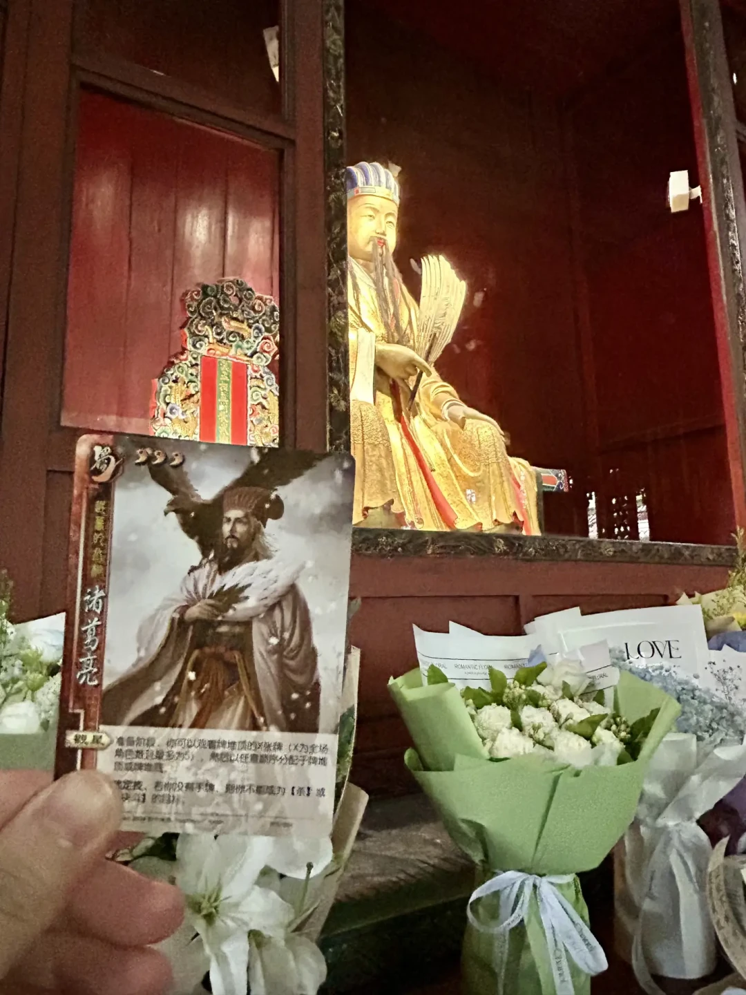 诸葛亮像前摆满三国杀卡牌,还来了东风导弹:成都武侯祠的