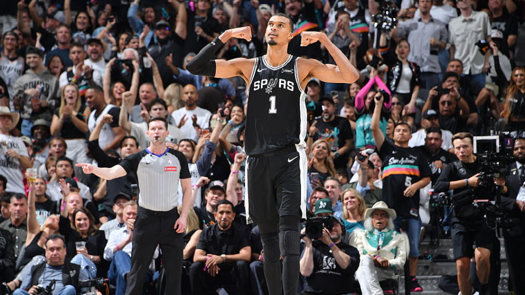 本可拿3.03亿,文班亚马却签了2.52亿:少拿的5000万美元,真亏吗