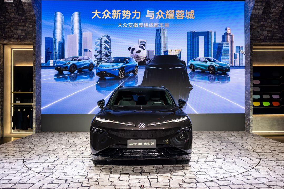 23万标配布雷博+倍耐力P Zero:成都车展这台最“夯”的家用电SUV,贵在后面四条胎