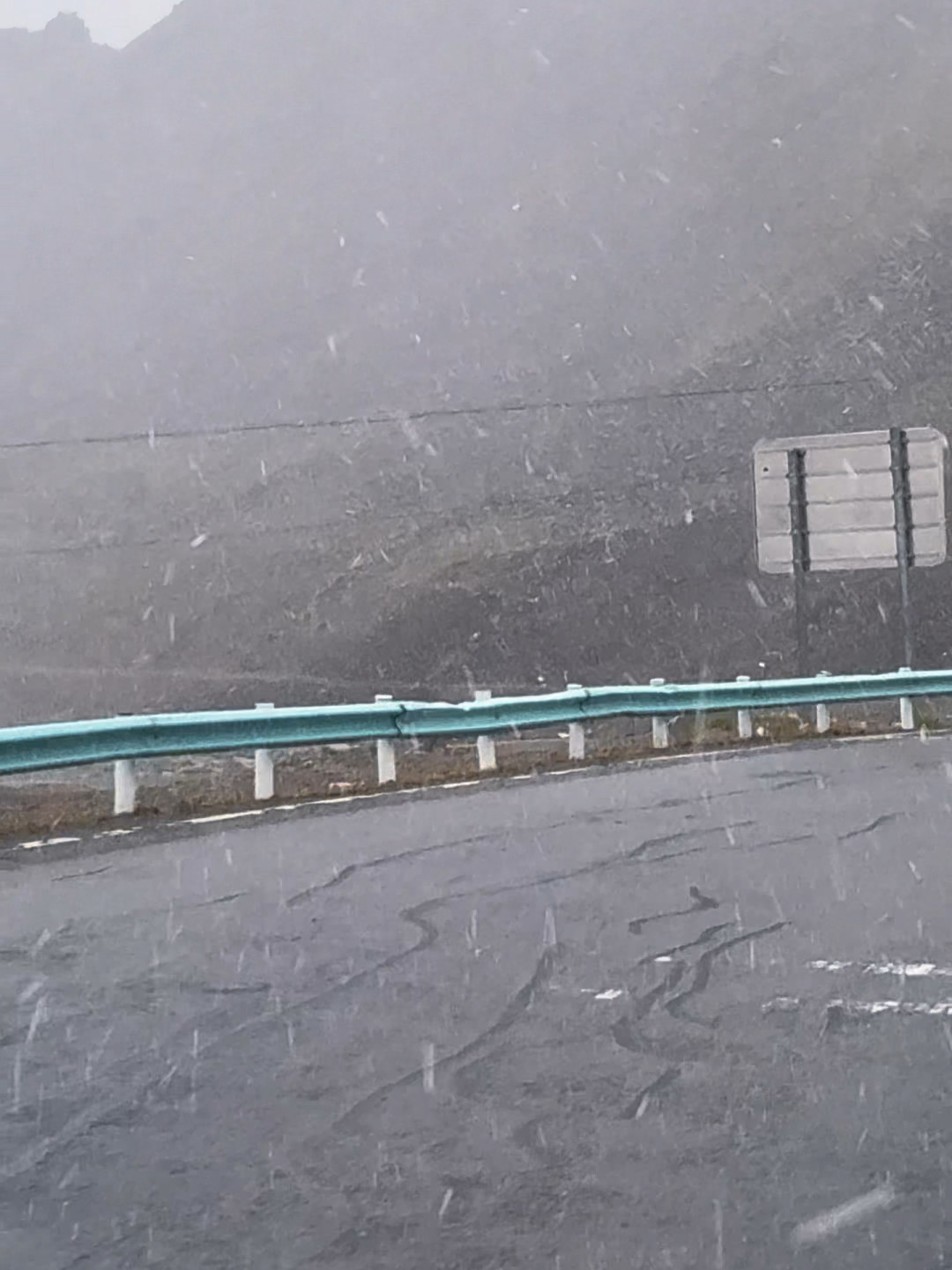 独库公路今天下了今年第一场雪,比去年早10天:翻了近15条现场帖,后半程想去的人先搞懂这几件事