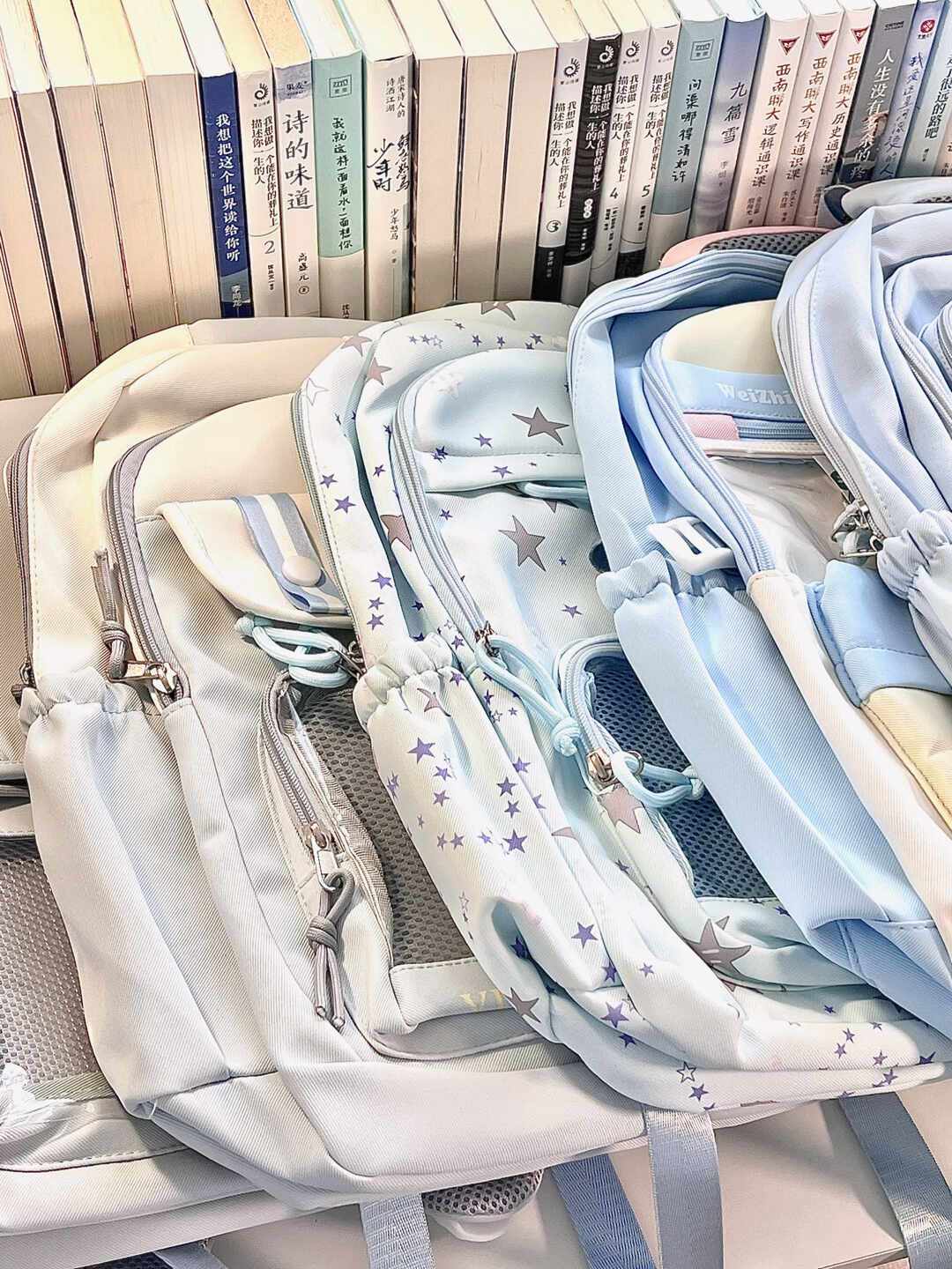 吧唧被没收、痛包被通报:开学买书包前,先看你学校的痛包容忍度