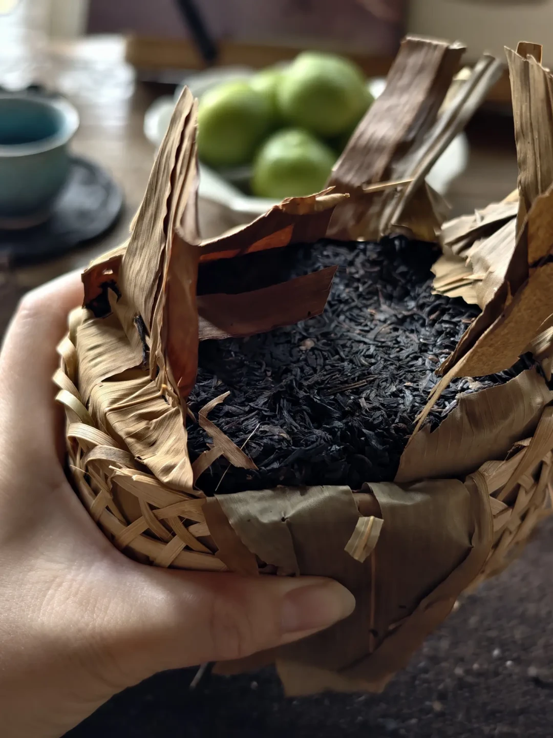 白露还有两周半,祁门安茶的茶叶就要被抬到室外