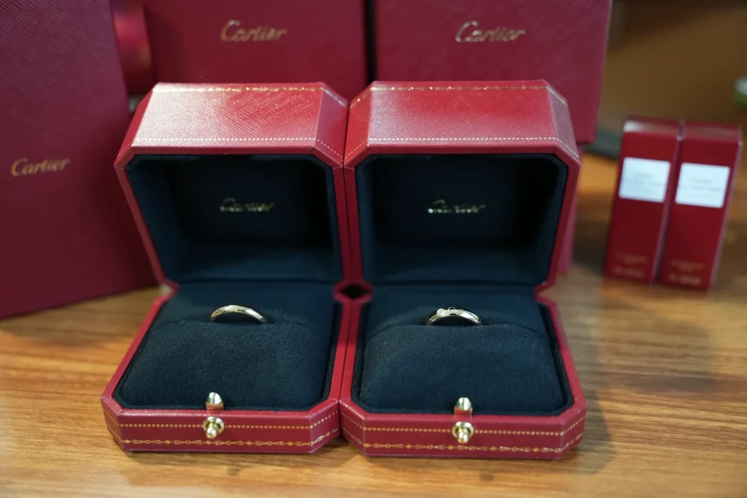 婚季买卡地亚对戒:翻遍近半年实购帖,选款对比、渠道价差和缺货提醒都整理好了