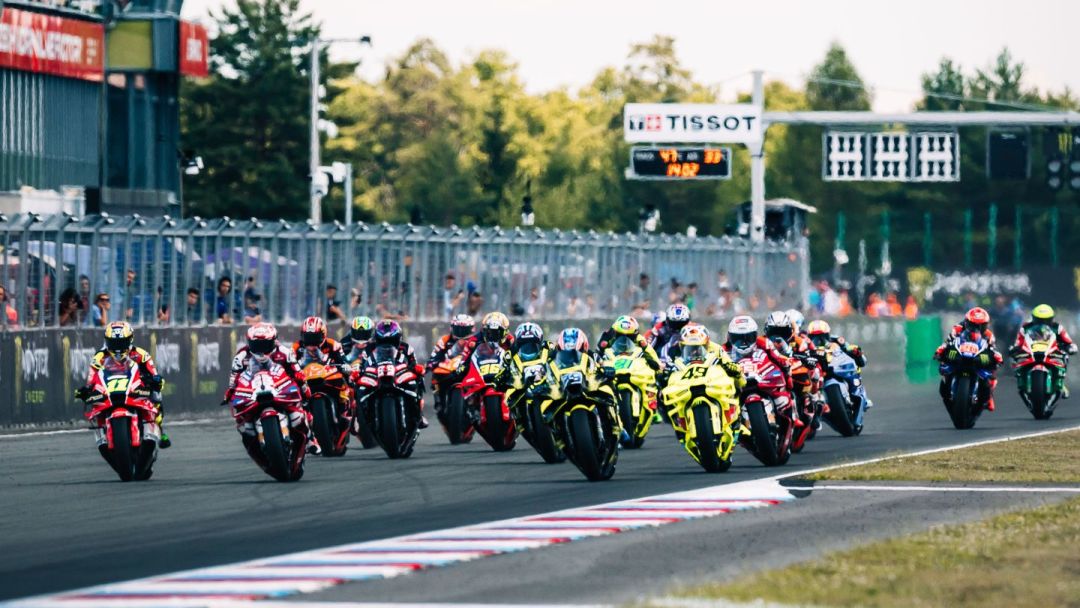 三届世界冠军把MotoGP目标定成“冲进前十”:托普拉克的雅马哈新秀半程复盘与下半程看点