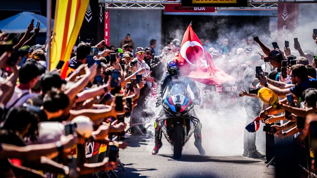 三届世界冠军把MotoGP目标定成“冲进前十”:托普拉克的雅马哈新秀半程复盘与下半程看点