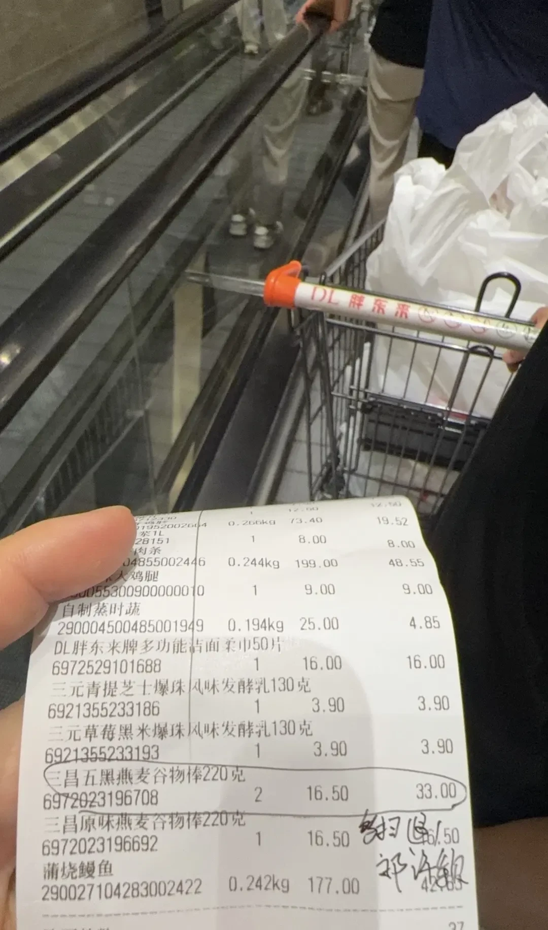 同一个胖东来,有人“滤镜碎一地,改签逃离”,有人“感受到了威力”:对完两篇爆帖和800多条评论,我发现差的不是口碑,是去的店和逛的方式