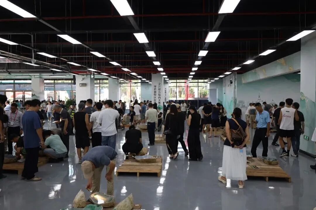 还想试赌石？先看这个夏天发生的三件事