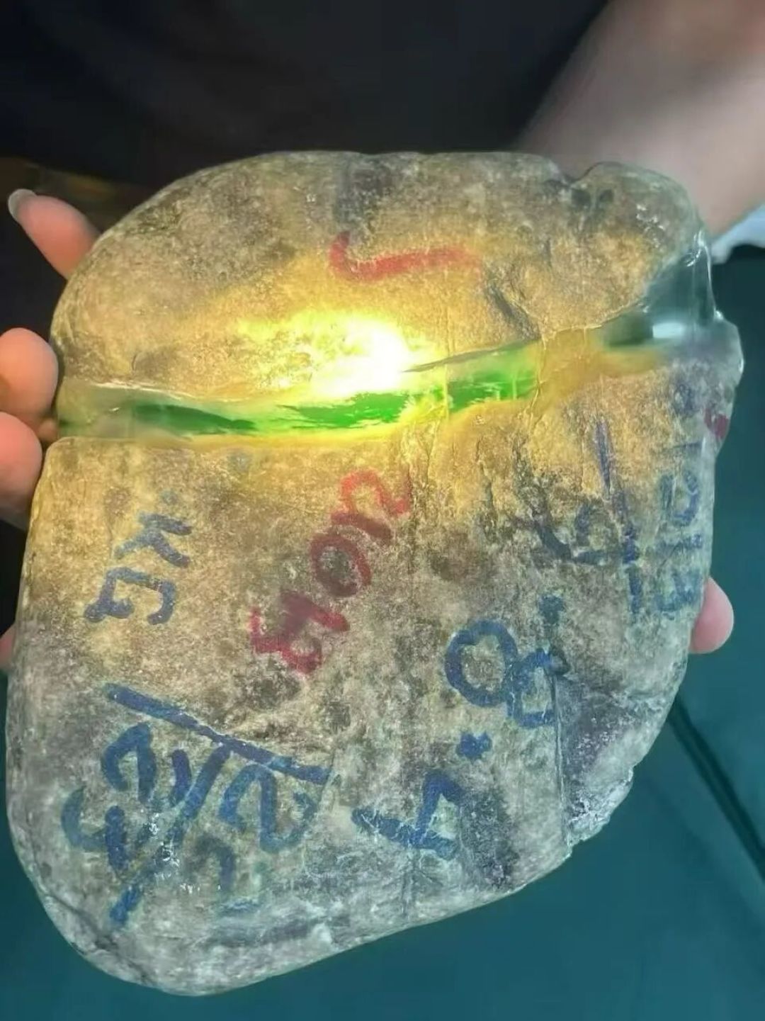 还想试赌石？先看这个夏天发生的三件事