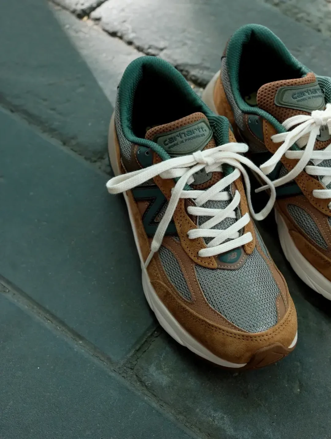 三年前加价都抢不到,如今奥莱拼单论双买:Carhartt × NB 990v6,这波“低于原价车”该不该上?