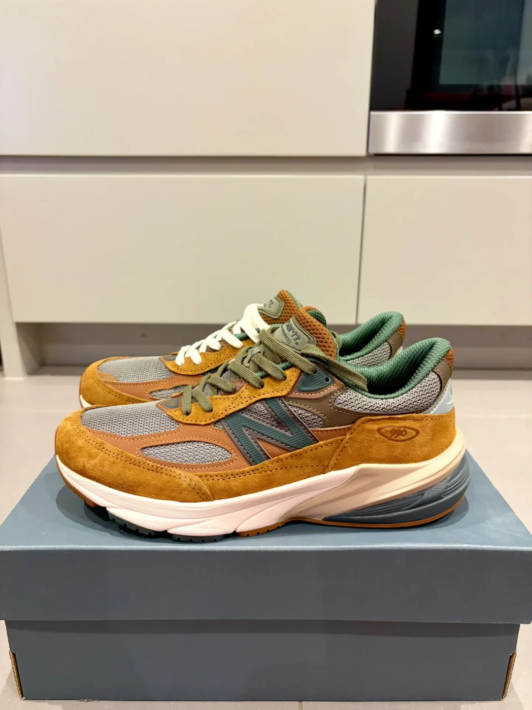 三年前加价都抢不到,如今奥莱拼单论双买:Carhartt × NB 990v6,这波“低于原价车”该不该上?