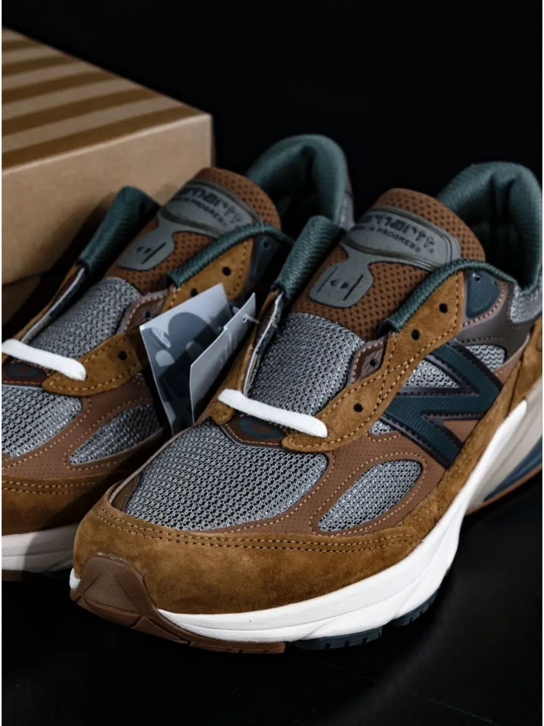 三年前加价都抢不到,如今奥莱拼单论双买:Carhartt × NB 990v6,这波“低于原价车”该不该上?