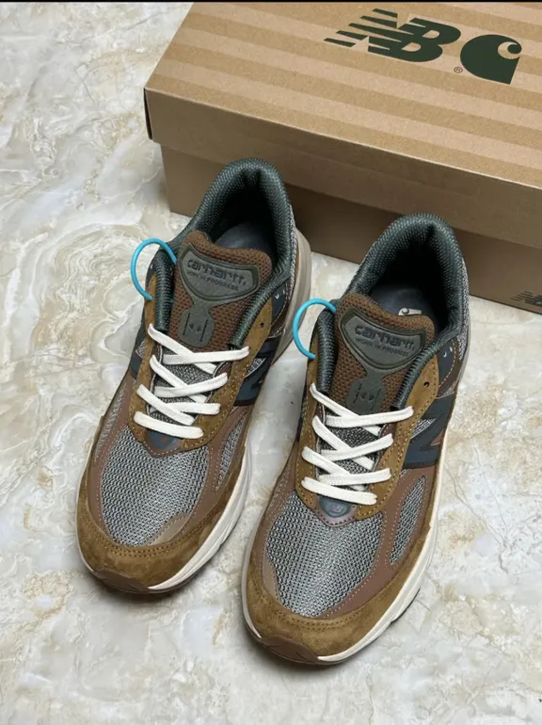 三年前加价都抢不到,如今奥莱拼单论双买:Carhartt × NB 990v6,这波“低于原价车”该不该上?