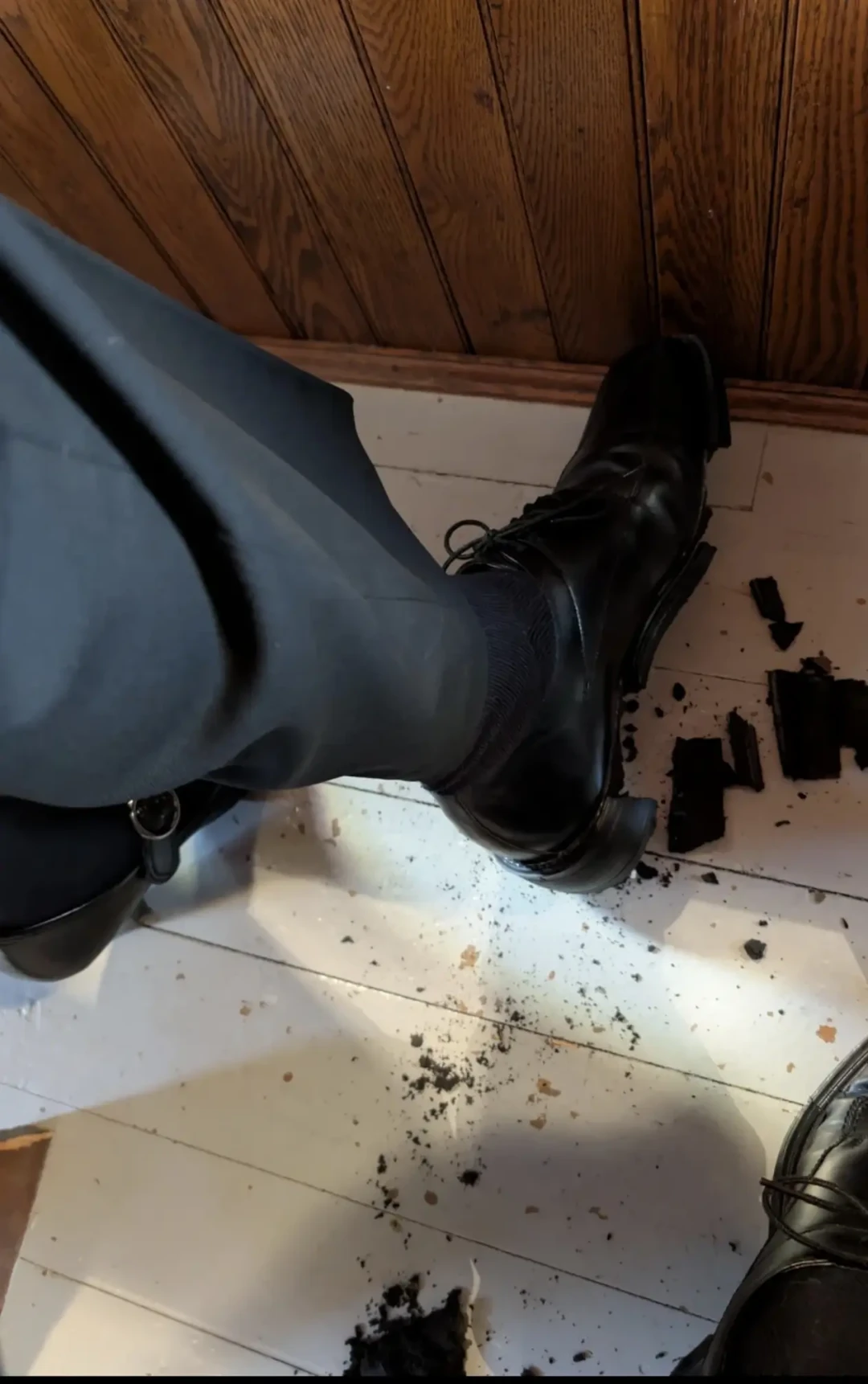 压箱底十年的老MBT,一上脚鞋底碎成渣:真不是质量差,是这种鞋底会