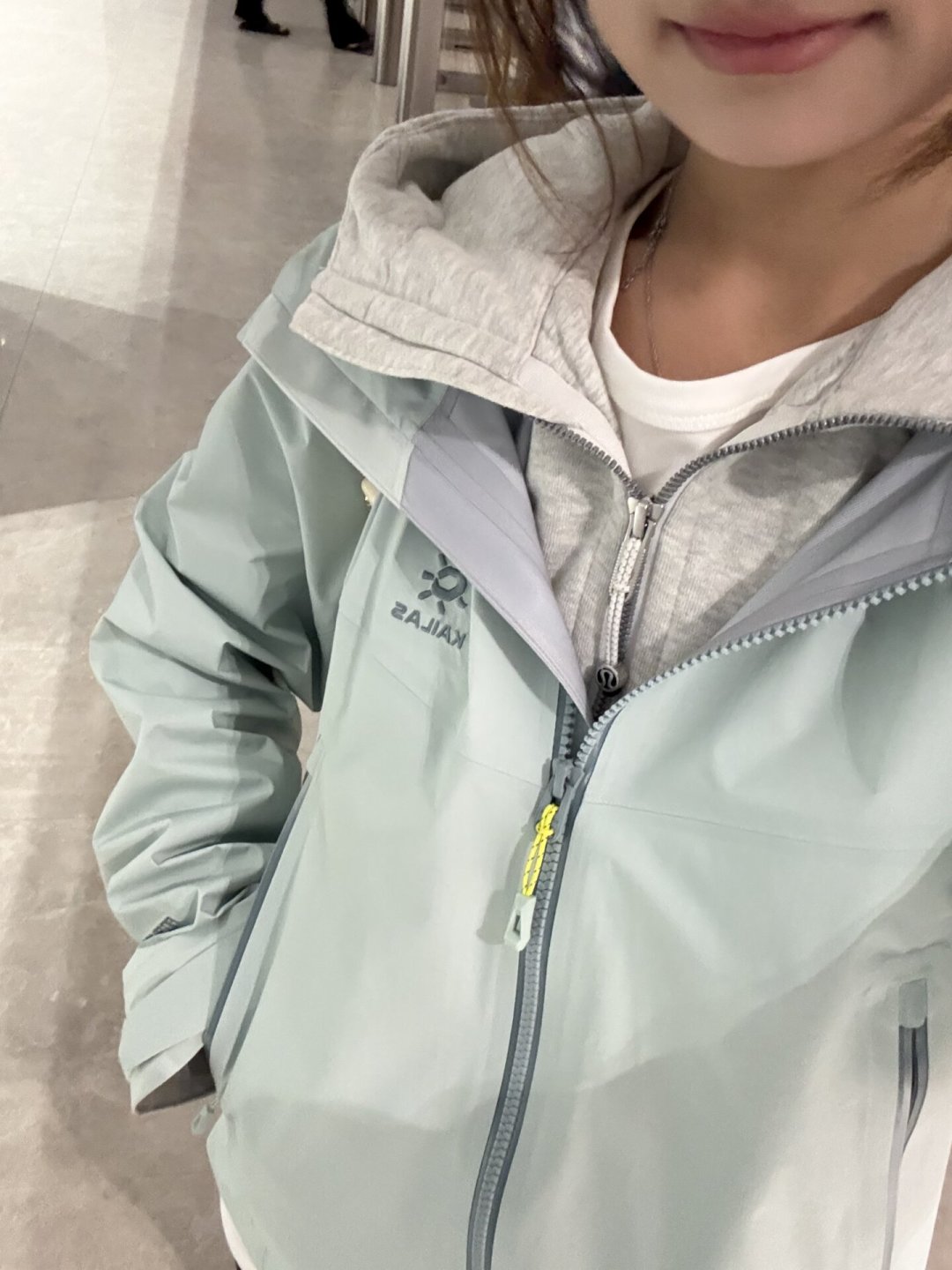 冲锋衣,一半人吹爆、一半人疯狂避雷:对比完两边的帖子,我发现差别就一个问题
