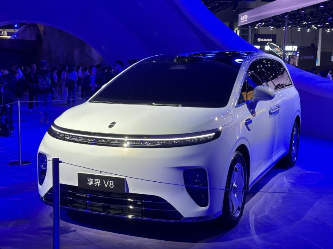 享界V8成都车展首秀:全系800V、最高830km,家用MPV买家该不该等这台车?