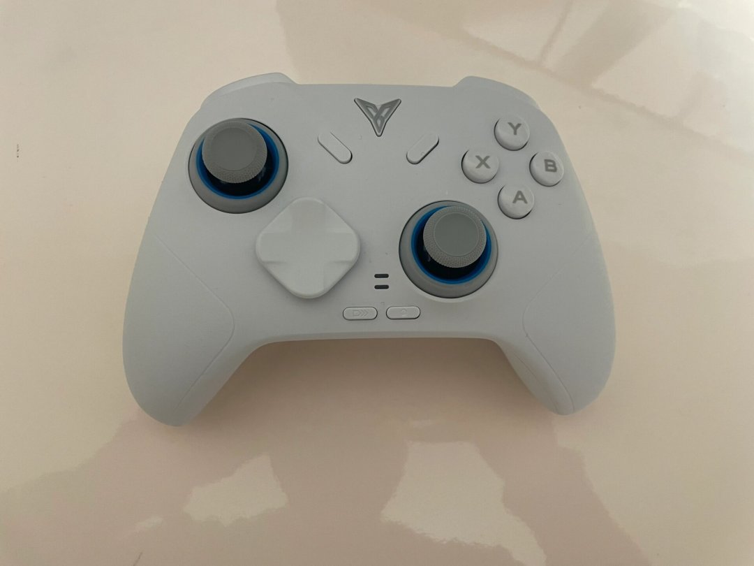 玩类魂别急着冲黑武士5Pro,打FPS别硬上八爪鱼5:飞智三款手柄怎么选
