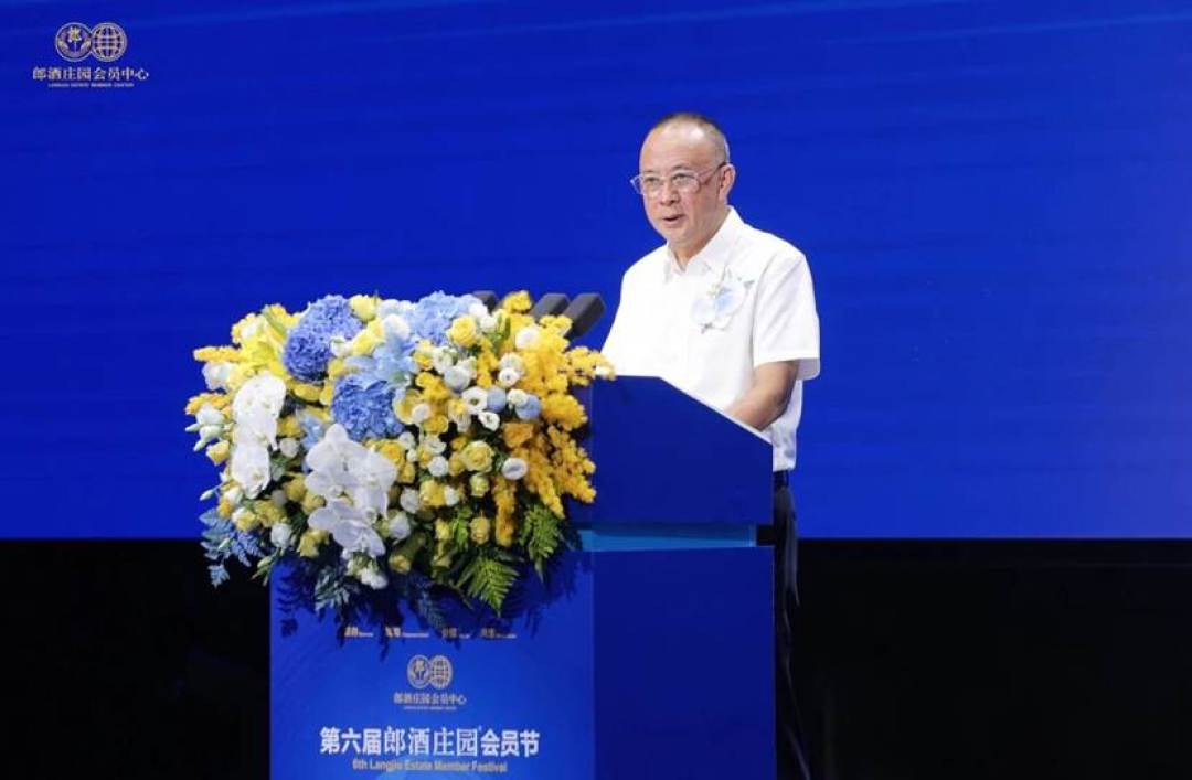 郎酒官宣与拉菲结盟,青花郎限量联名礼盒亮相:故事升温的同时酒价跌破700,怎么看