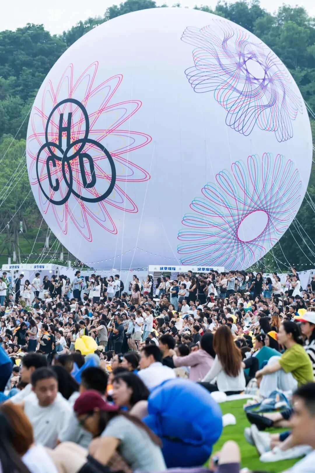 回春丹刘西蒙塌房传闻刷屏，巡演照常开唱：手里的票是退、转还是照常去？