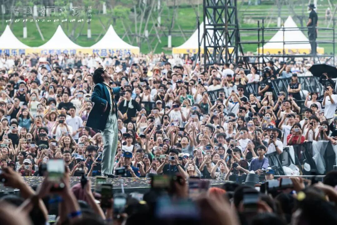 回春丹刘西蒙塌房传闻刷屏，巡演照常开唱：手里的票是退、转还是照常去？