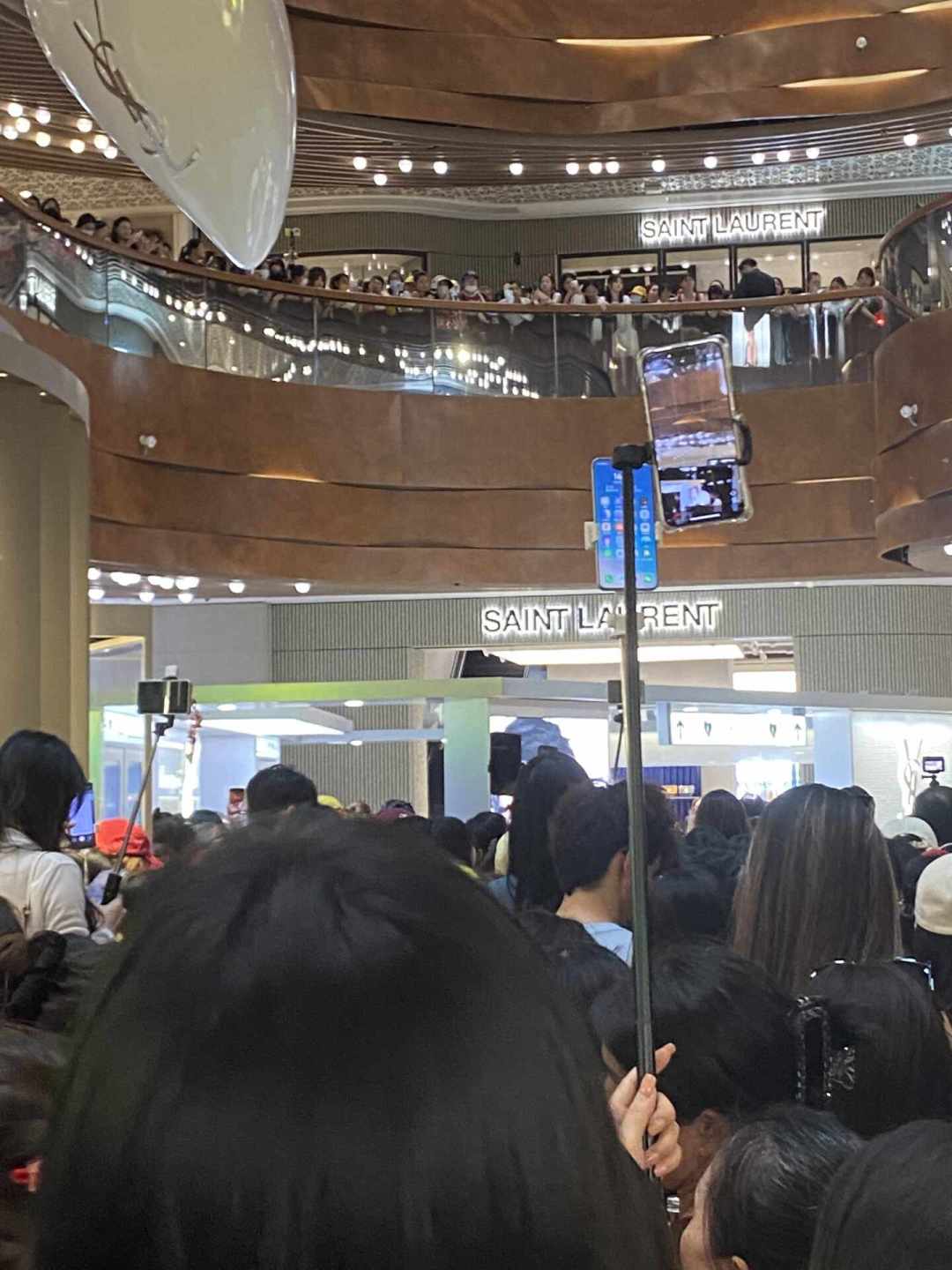 YSL香港活动“驱逐消费者”发酵4天:普通消费者该看懂什么、记住什么