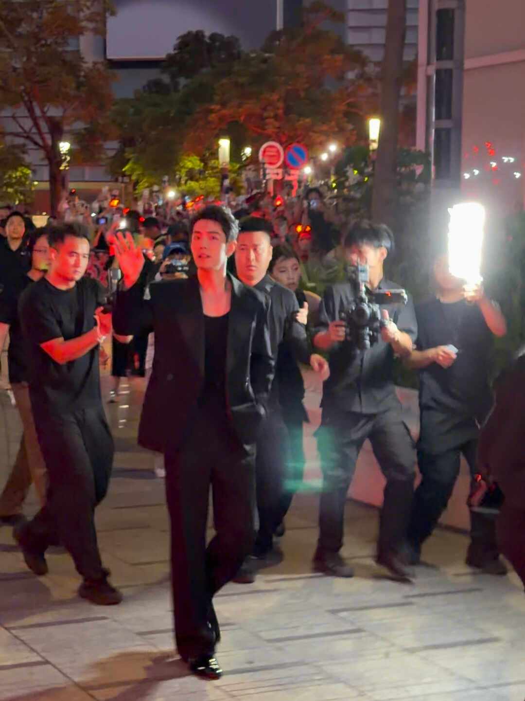 YSL香港活动“驱逐消费者”发酵4天:普通消费者该看懂什么、记住什么