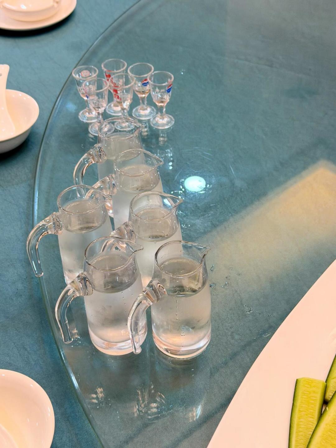 冰镇白酒等于毁了一瓶酒?这话对一半:酱香冰了浪费钱,清香反而更顺口,还有一点最容易被忽略