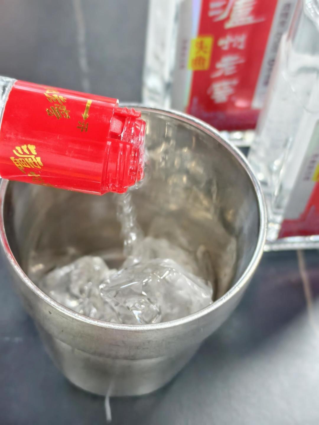 冰镇白酒等于毁了一瓶酒?这话对一半:酱香冰了浪费钱,清香反而更顺口,还有一点最容易被忽略