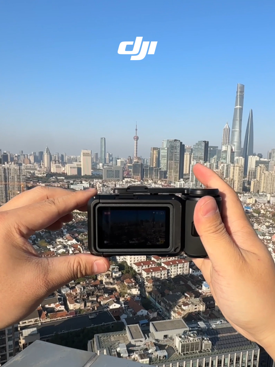 运动相机的“街拍套装”,值得买还是玩具?我翻遍了影石和大疆的评论区,找到了答案