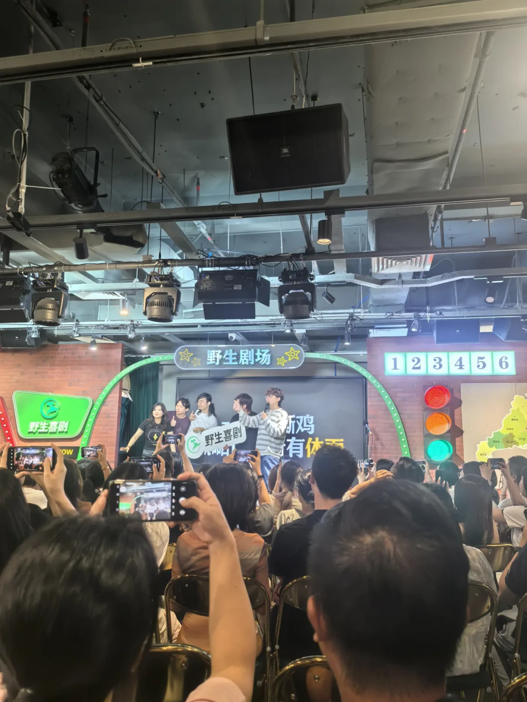 卫诗雅封百花影后，《破·地狱》翻红：被黄子华圈粉的人，28年栋笃笑该从哪部补起