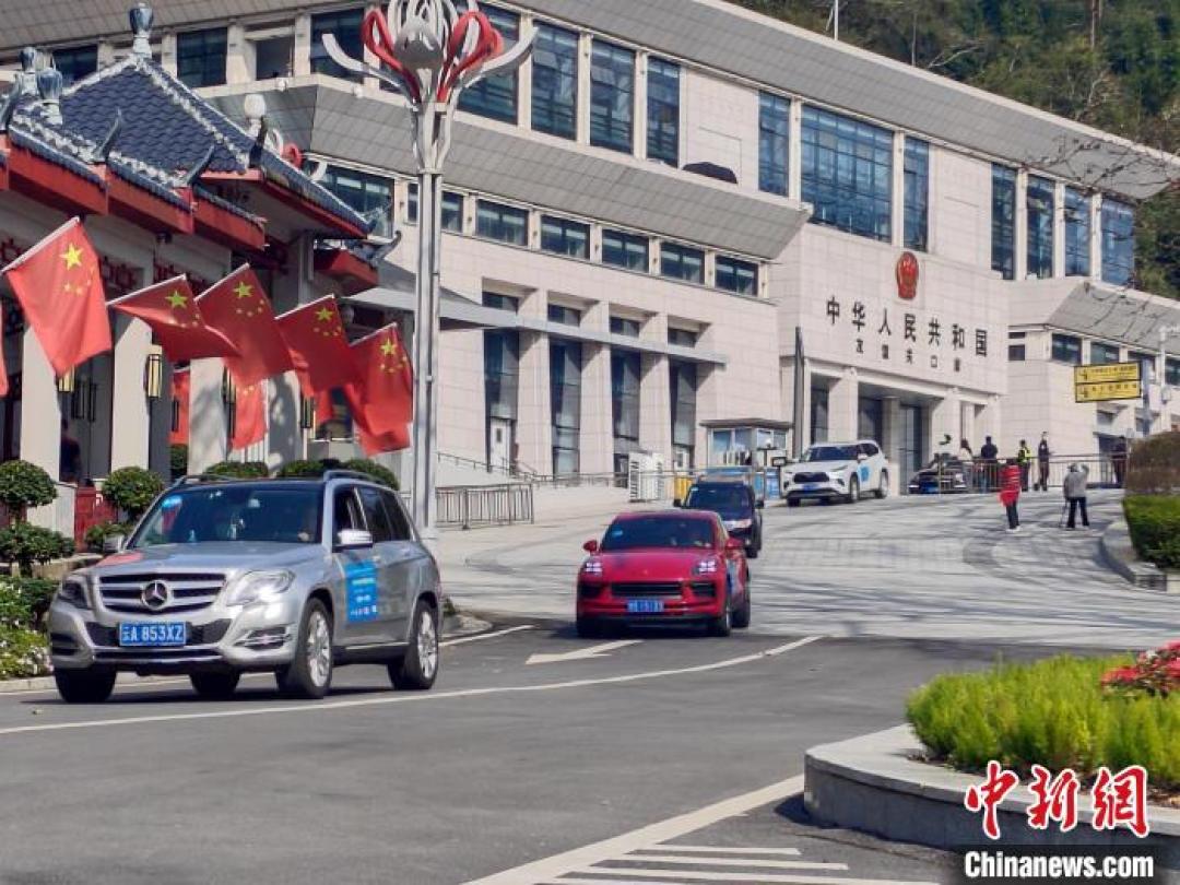 开自己的车去越南,已经常态化了:上半年186辆自驾车从友谊关出境,三种玩法各有各的账