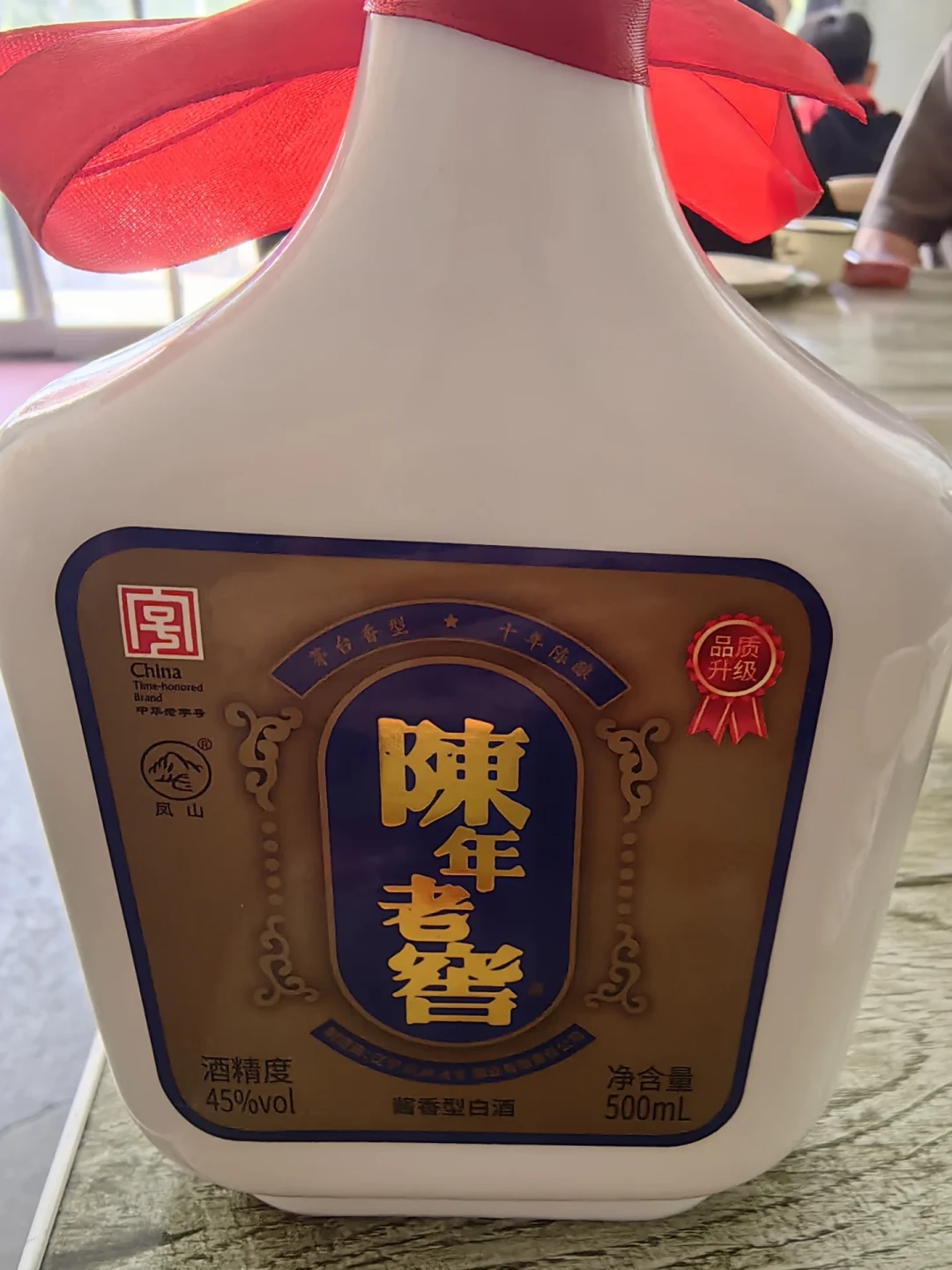 本地人骂它“打烂好牌”,酒友却拿它当口粮:凤城老窖这口“北派酱香”值得买吗