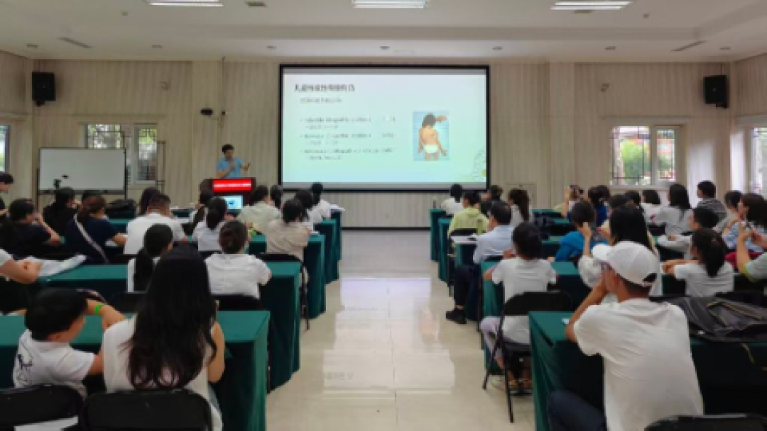 开学体检查出“疑似脊柱侧弯”,先别慌:2个在家自查动作+6步处理路线