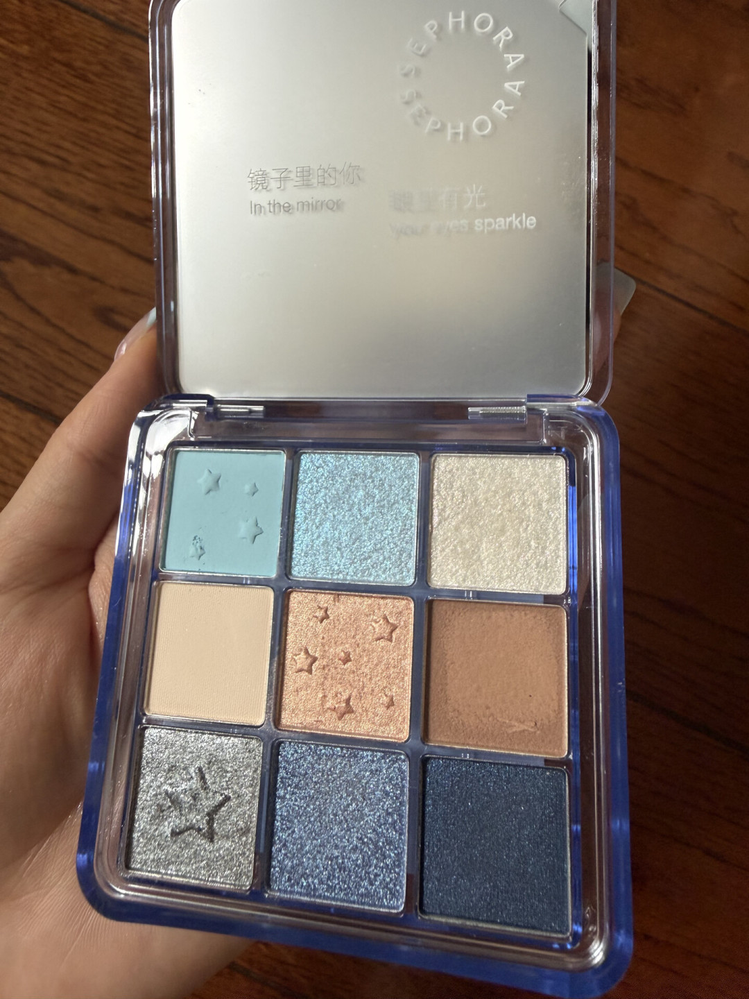 GOODBAI首次跨界美妆,上市两天行情就分化了:毛球被抢空,眼影盘已折价