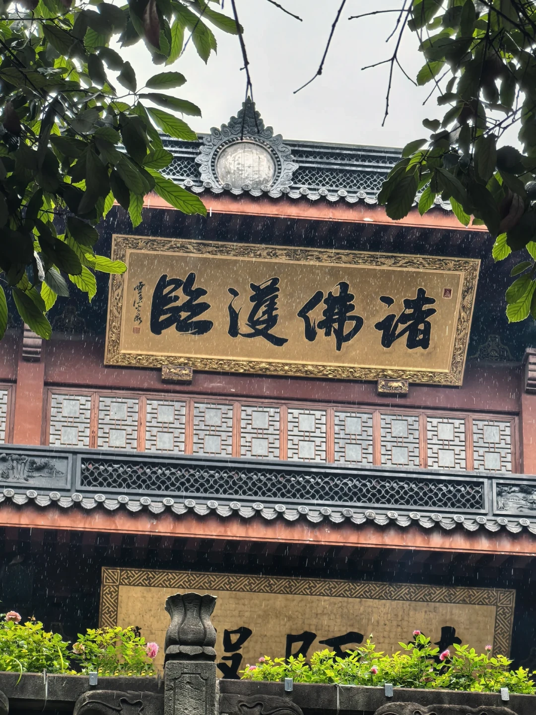 雨天灵隐寺，一半是
