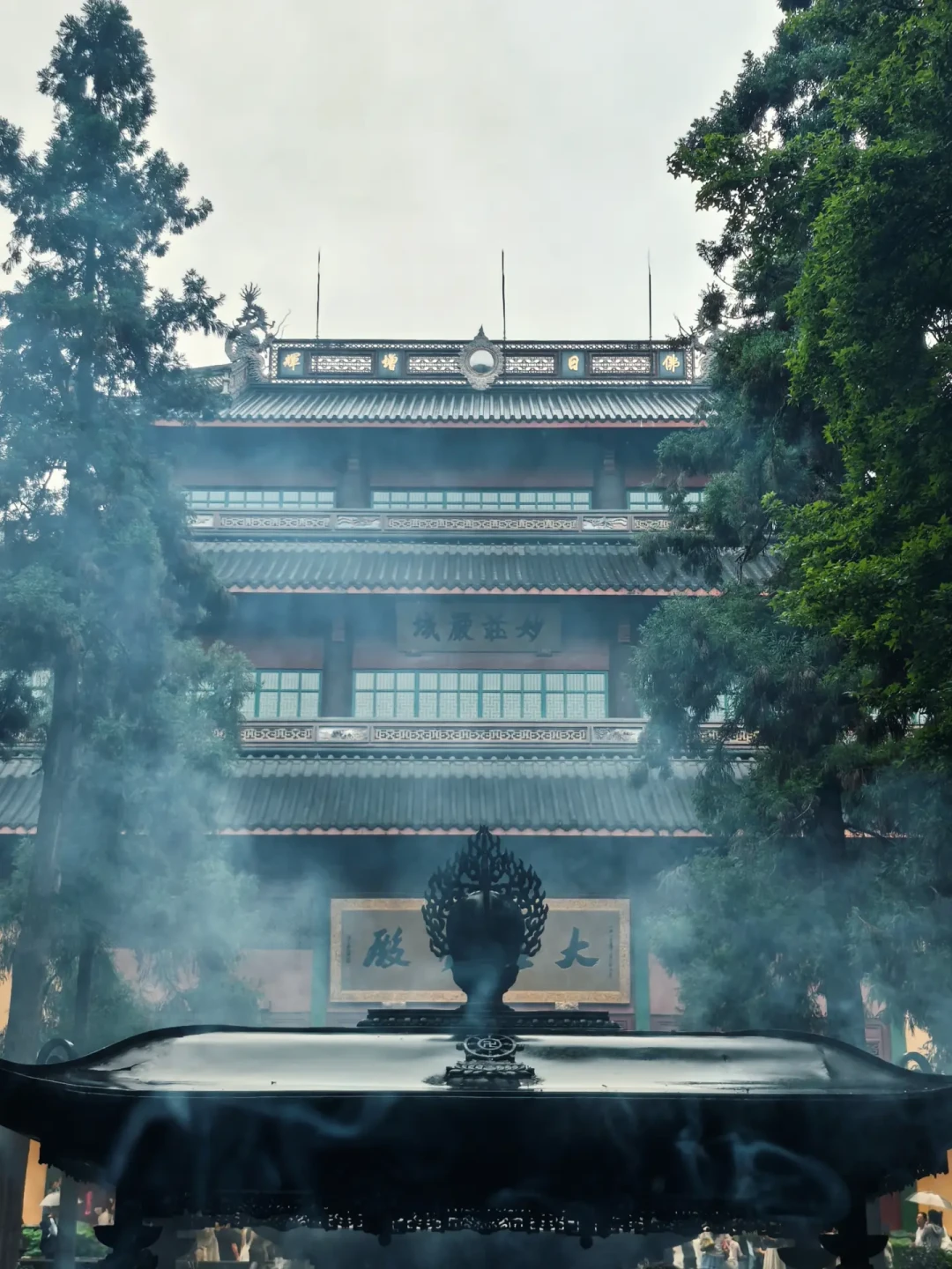 雨天灵隐寺，一半是