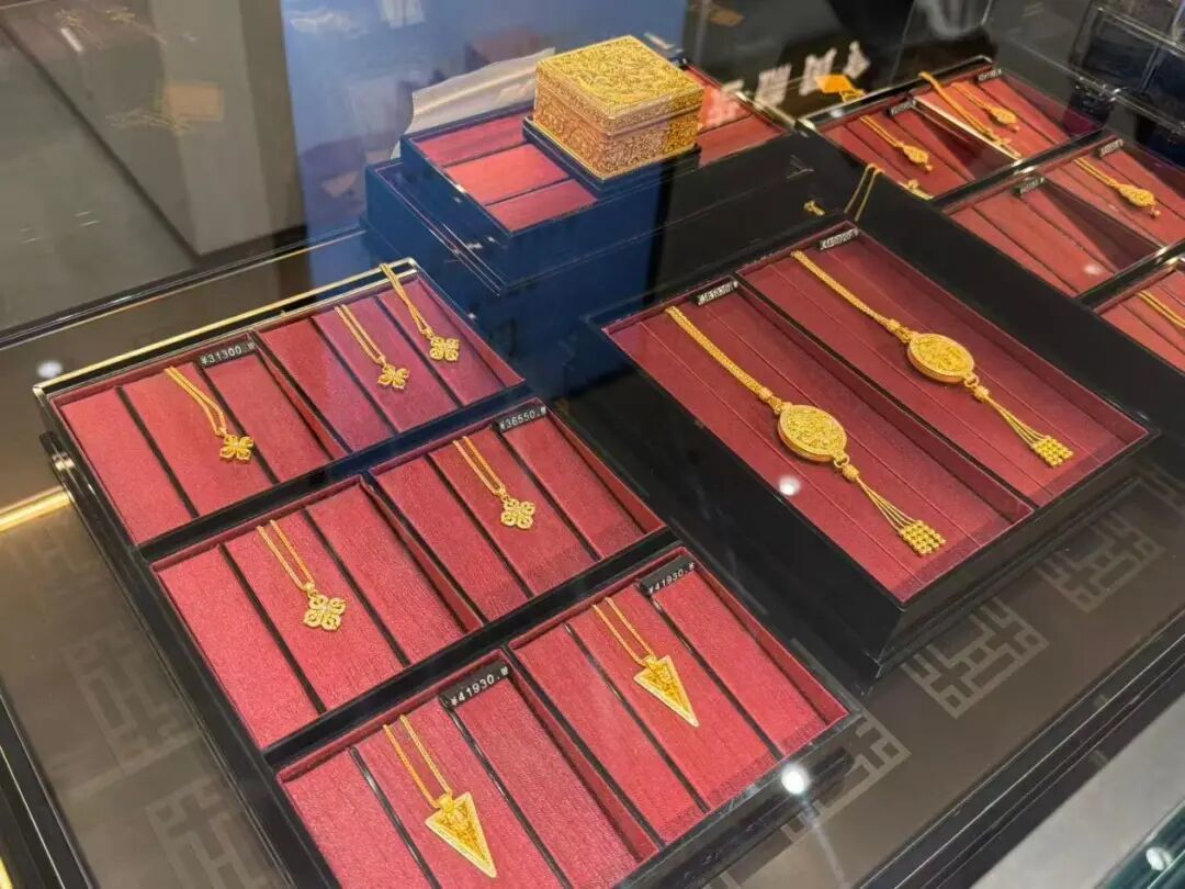 金价破4600美元、黄金股单日涨12%:港股里有3种