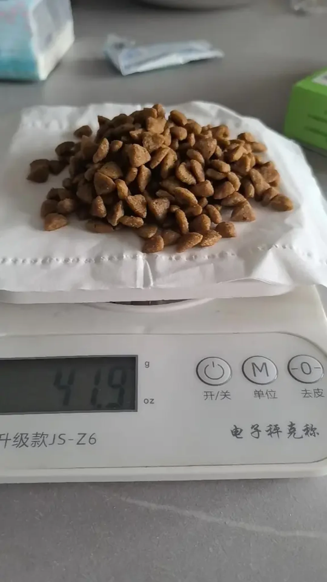 小型犬进入老年，第一件事不是换粮：先查牙，再看体况，第三是算账