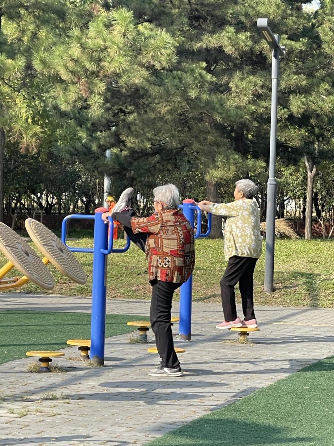爸妈膝盖不好,想动又怕伤膝?记住一条原则,居家练腿不踩坑