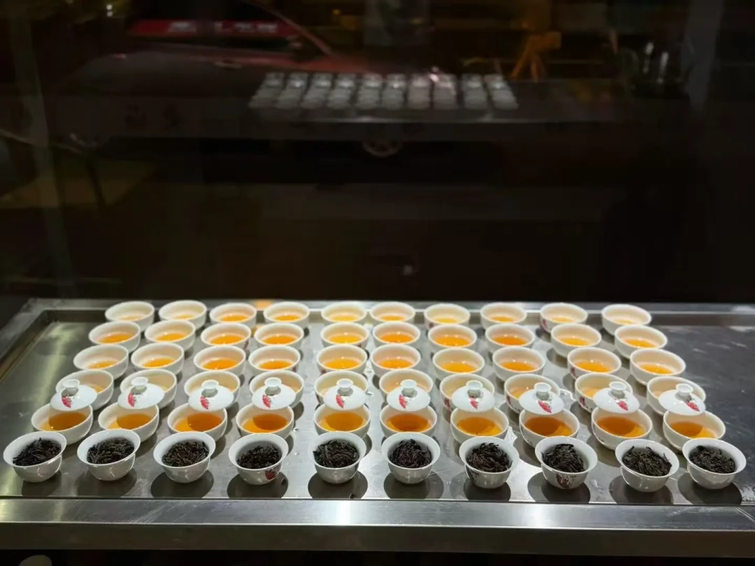新买的岩茶喝着燥、锁喉?先别急着说茶不行,八月正是“退火期”