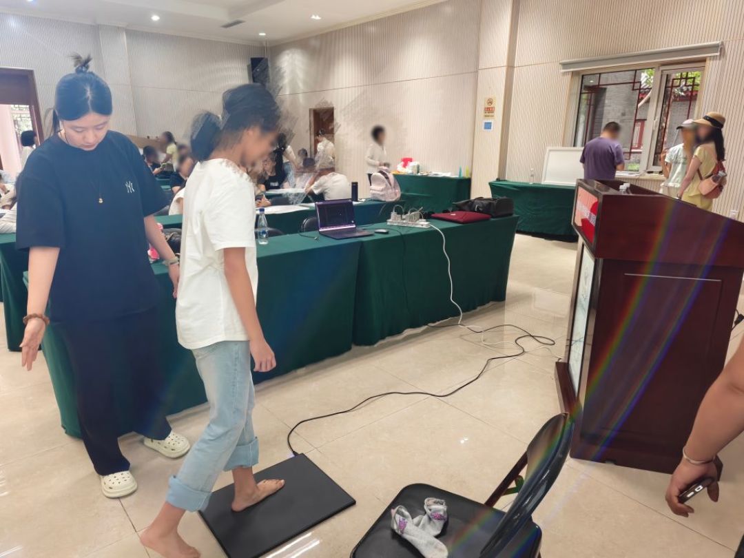 开学在即,别急着给孩子买矫姿带:先做这1分钟自查,再决定花不花这笔钱