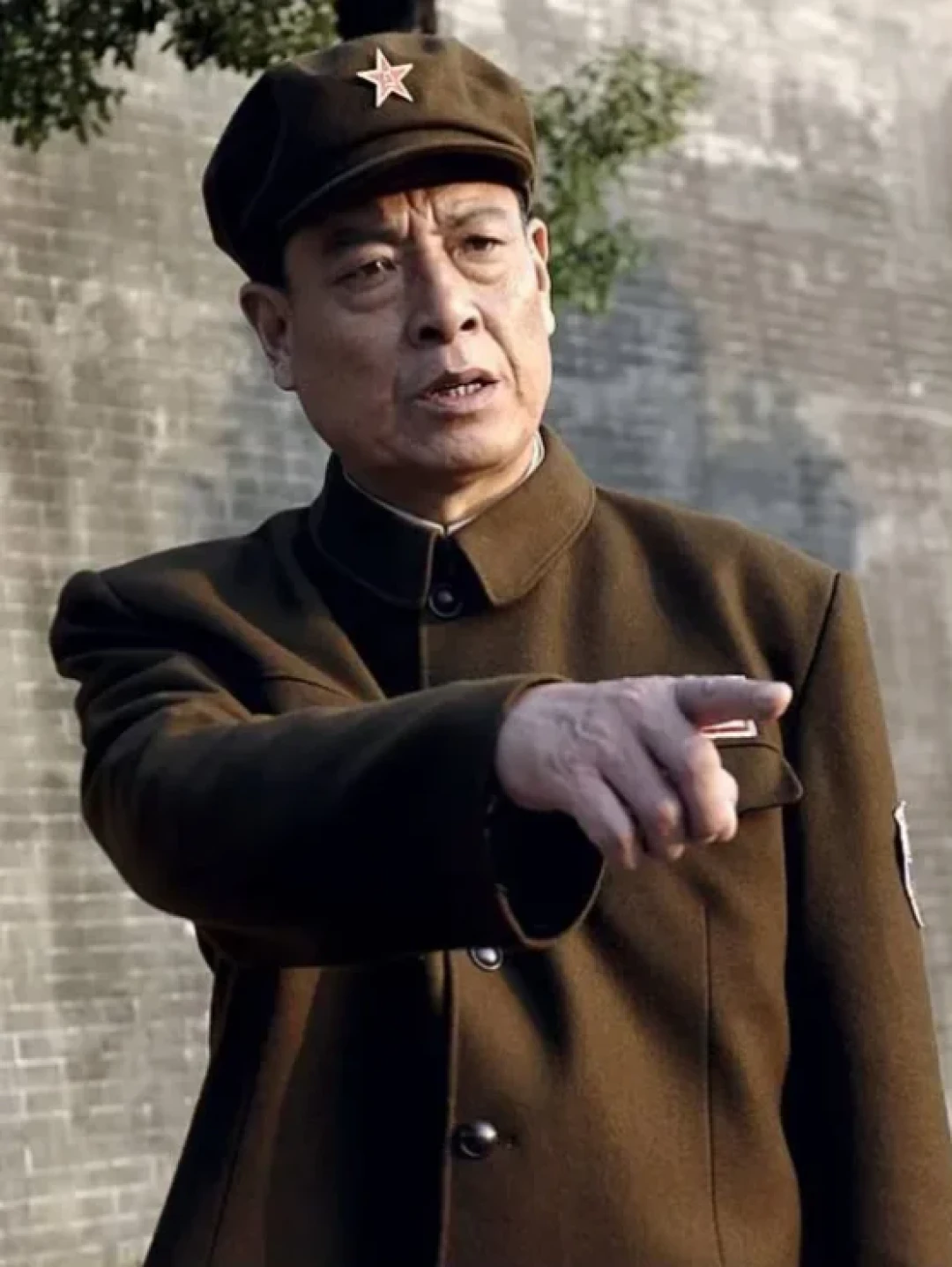 98版《水浒》花絮刷屏,脸上扎着箭受访的“晁盖”,两个多月前已经走了