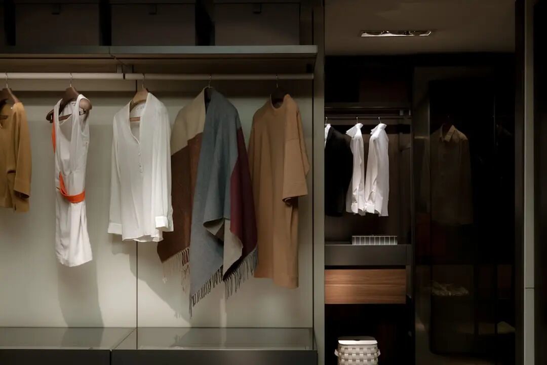 衣柜塞满却没衣服穿?我算了笔账:12件单品就够搭出21套早秋OOTD