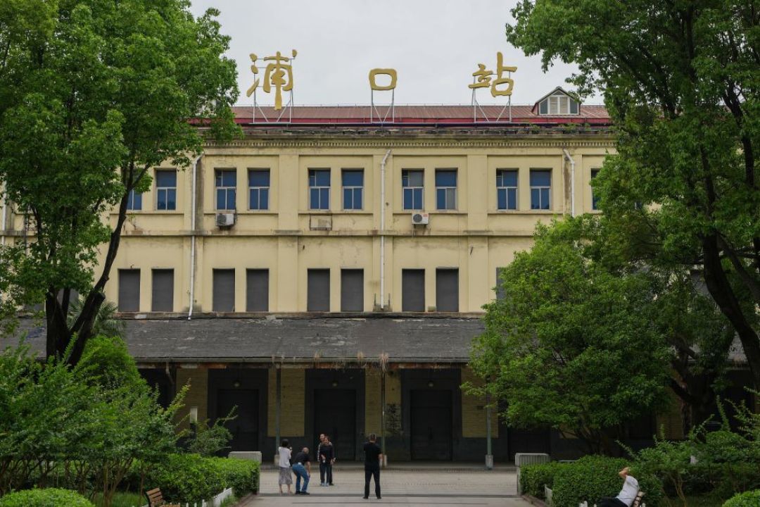 浦口站正式复名,街区周末挤爆:去这座课本里的百年老站前,先做好预期管理