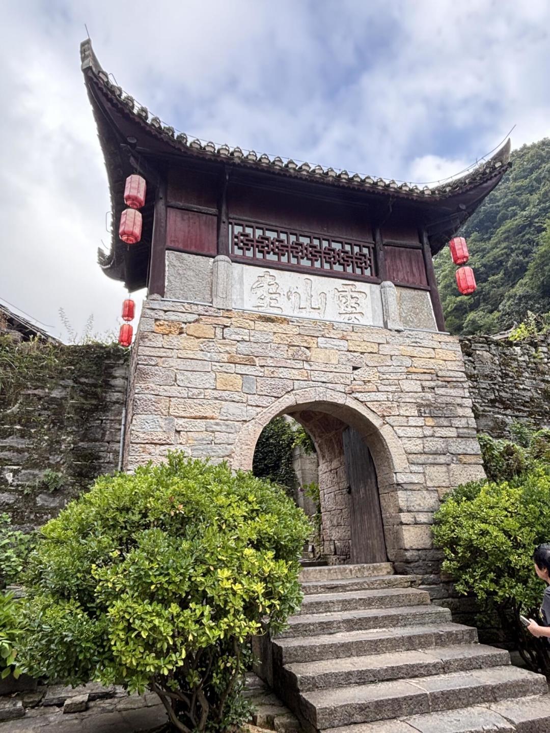 安顺遛娃别只挤黄果树:门票20元的云峰屯堡,值得带娃玩一场