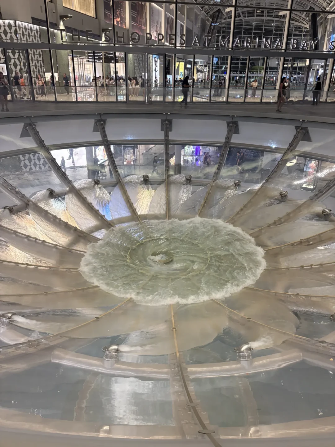 两场灯光秀都免费,但顺序错了只能看一场:新加坡两大灯光秀一晚看全的完整路线