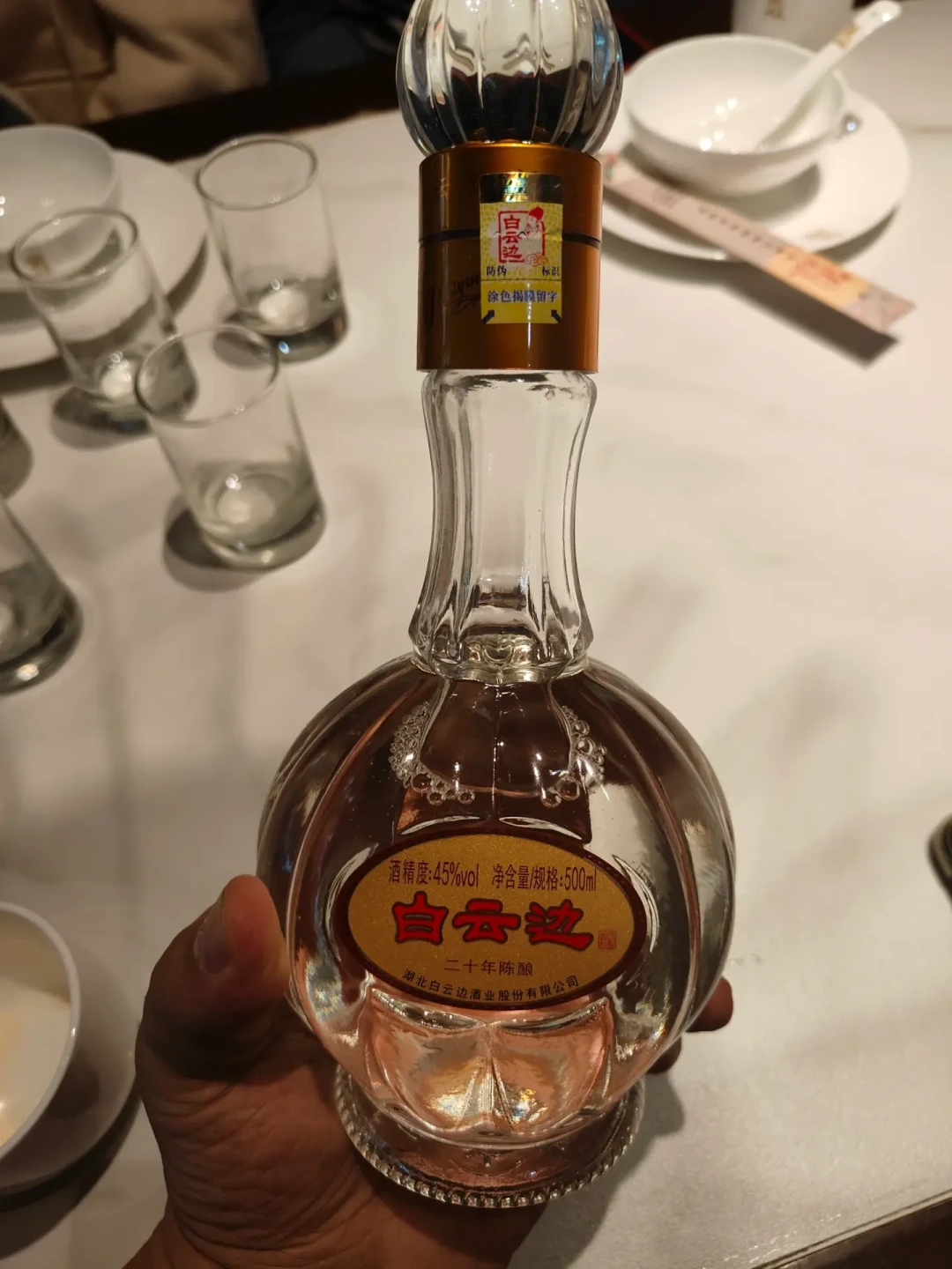 白酒跌价年,兼香反而挺得住:把白云边、口子窖、小郎酒摆一起比了比
