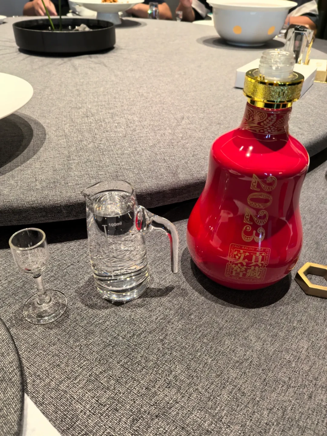 白酒跌价年,兼香反而挺得住:把白云边、口子窖、小郎酒摆一起比了比